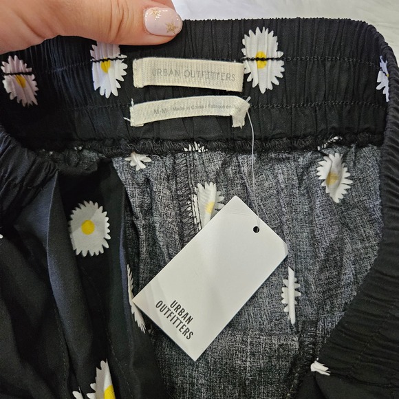 NWT Urban Outfitters Women's Black‎ Daisy Tie Waist High Rise Shorts. Size M - Picture 6 of 6